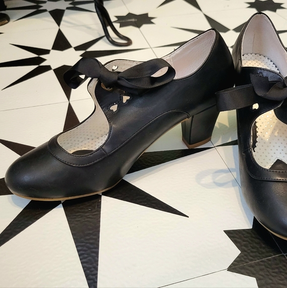 Pinup Couture Black Heart Heels Size 9 - Picture 2 of 4